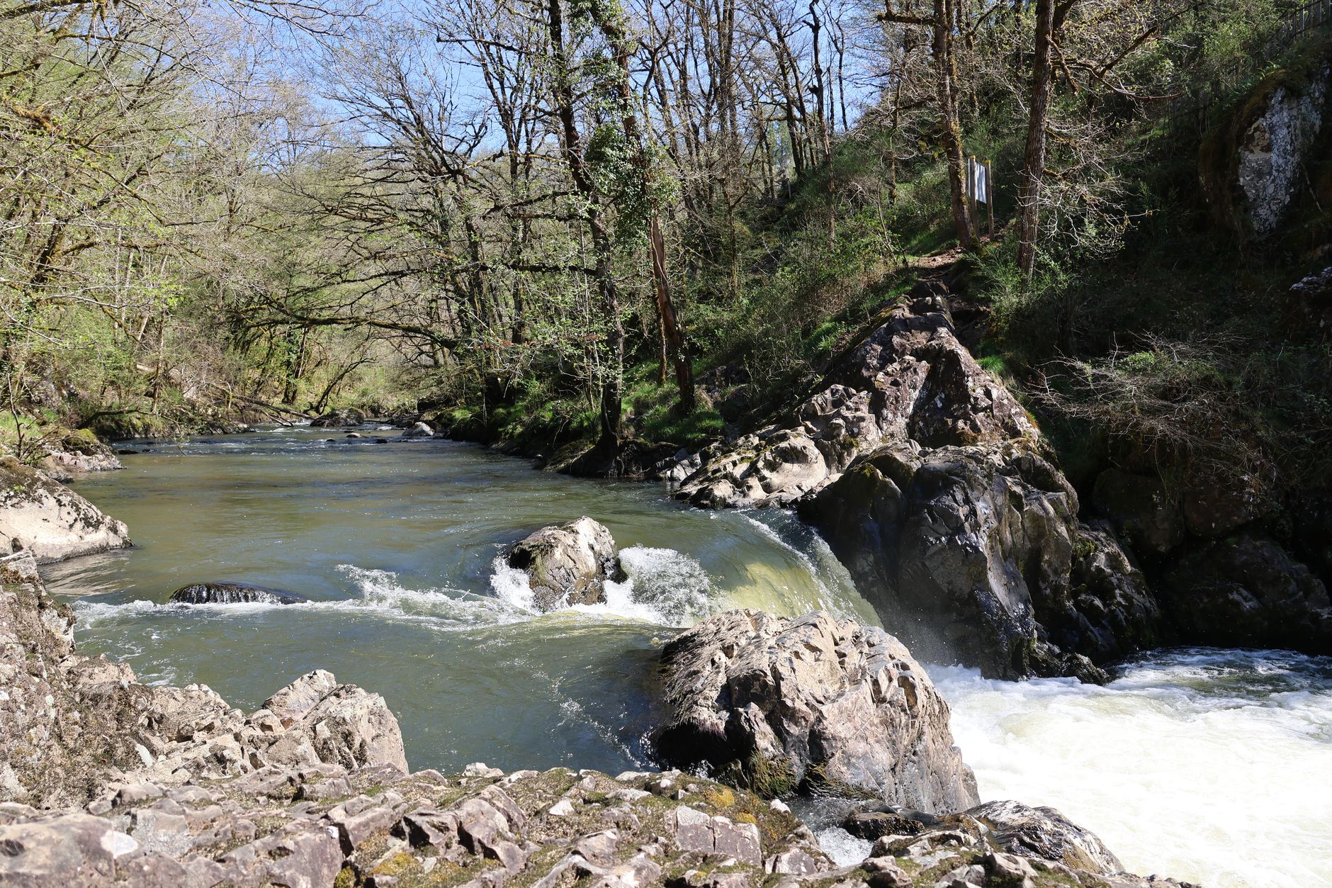 Envie de détente au bord des rivières en Auvergne ?