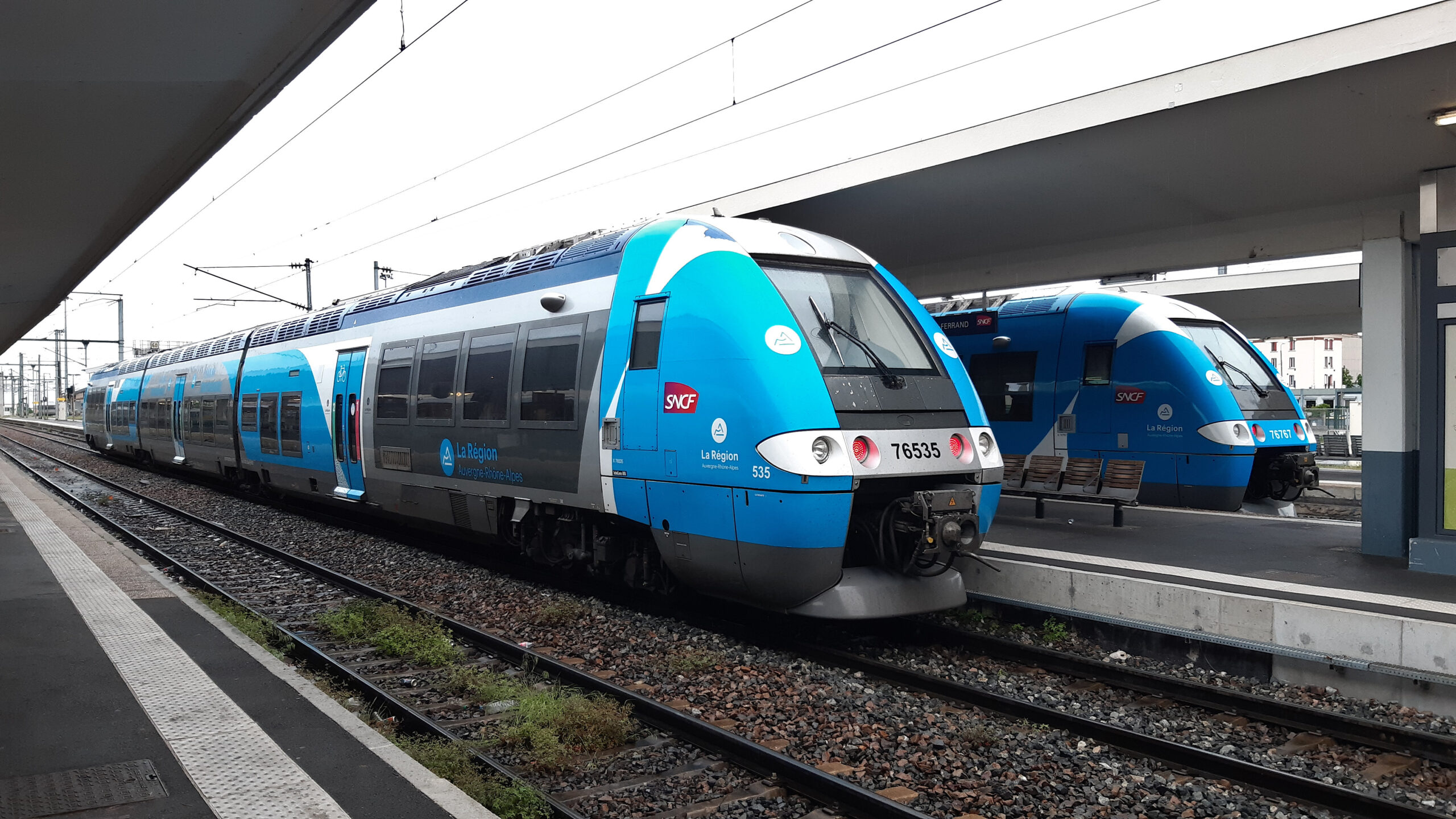 Trains SNCF et quais ferroviaires de la gare de Clermont-Ferrand en mai 2023.