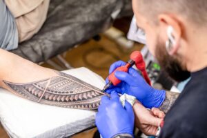 Thomas Carli Jarlier, tatoueur réaliste, juge le salon de Clermont ce week-end